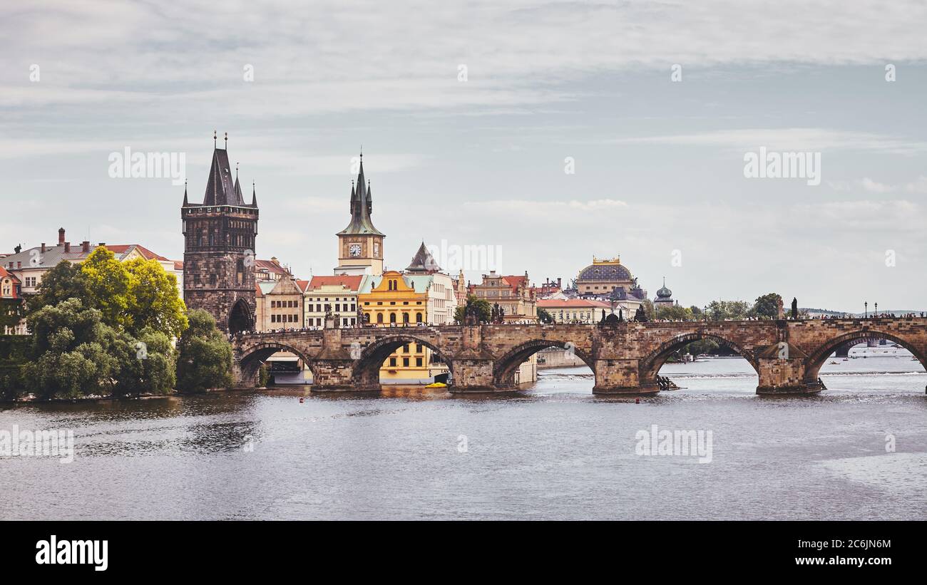 Karlsbrücke, Prag berühmte Wahrzeichen, Farbtonung angewendet, Tschechische Republik. Stockfoto