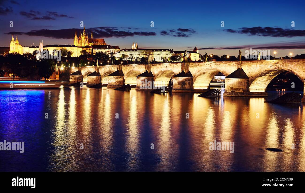 Karlsbrücke und Hradcany in der Abenddämmerung, Tschechische Republik. Stockfoto