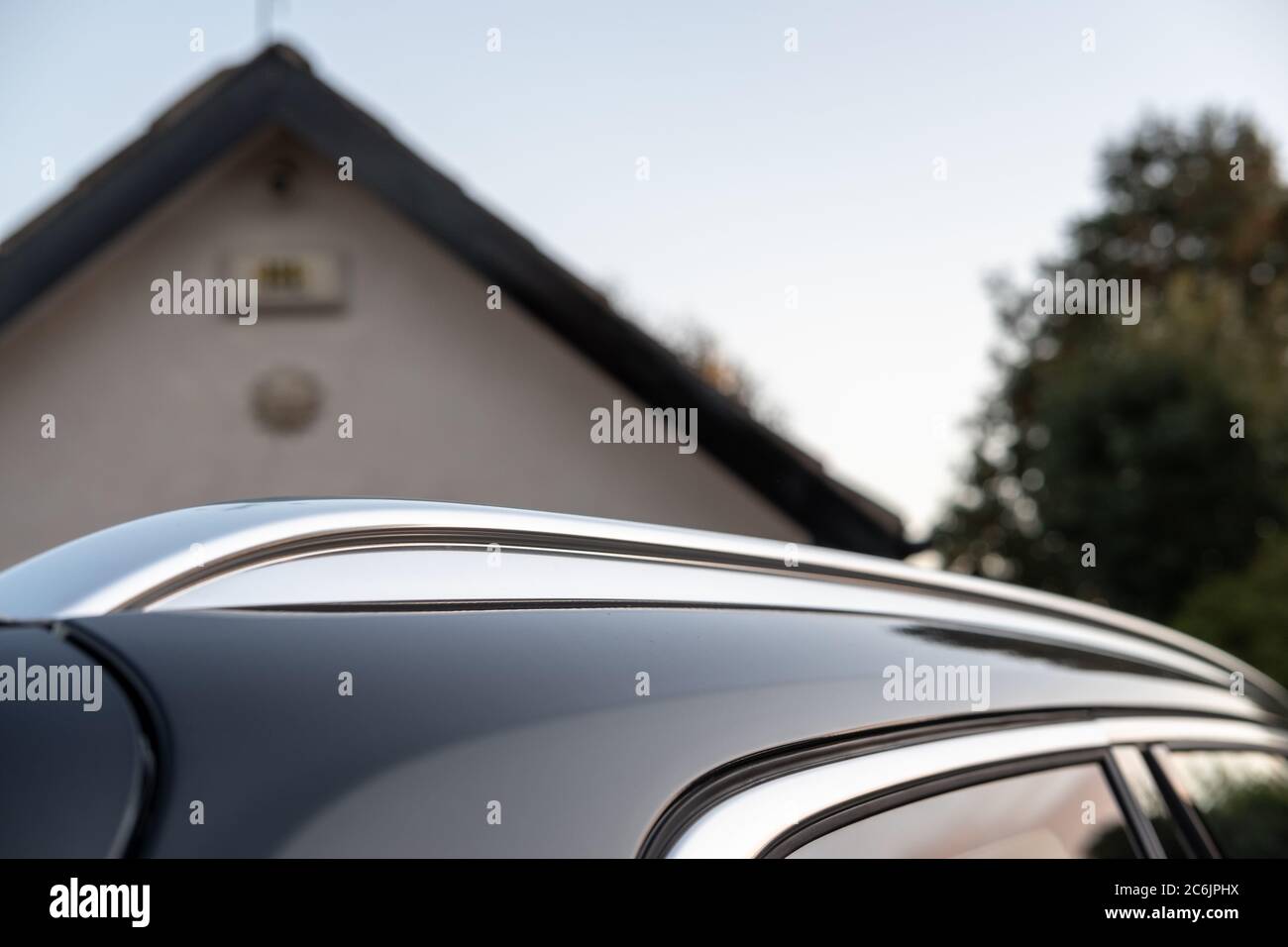 Flaches Fokusbild eines neuen schwedischen SUV-Autos mit Details des Metalldach-Racks. Stockfoto