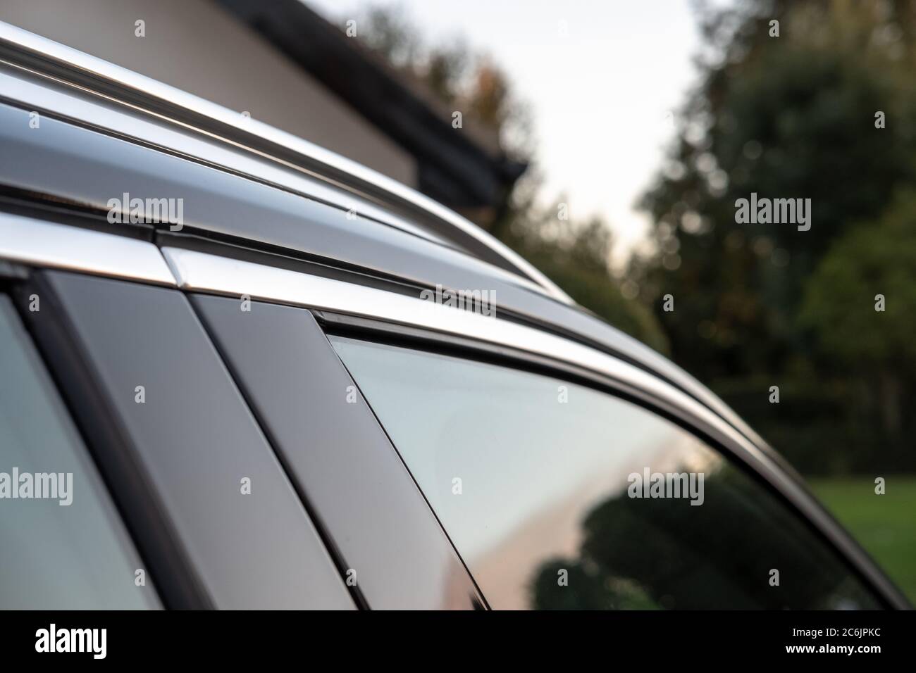 Flaches Fokusbild eines neuen schwedischen SUV-Autos mit Details des Metalldach-Racks. Stockfoto