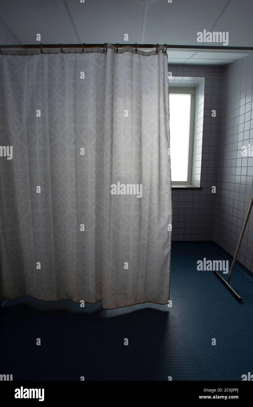 Badezimmer mit altem Duschvorhang im Krankenhaus. Stockfoto