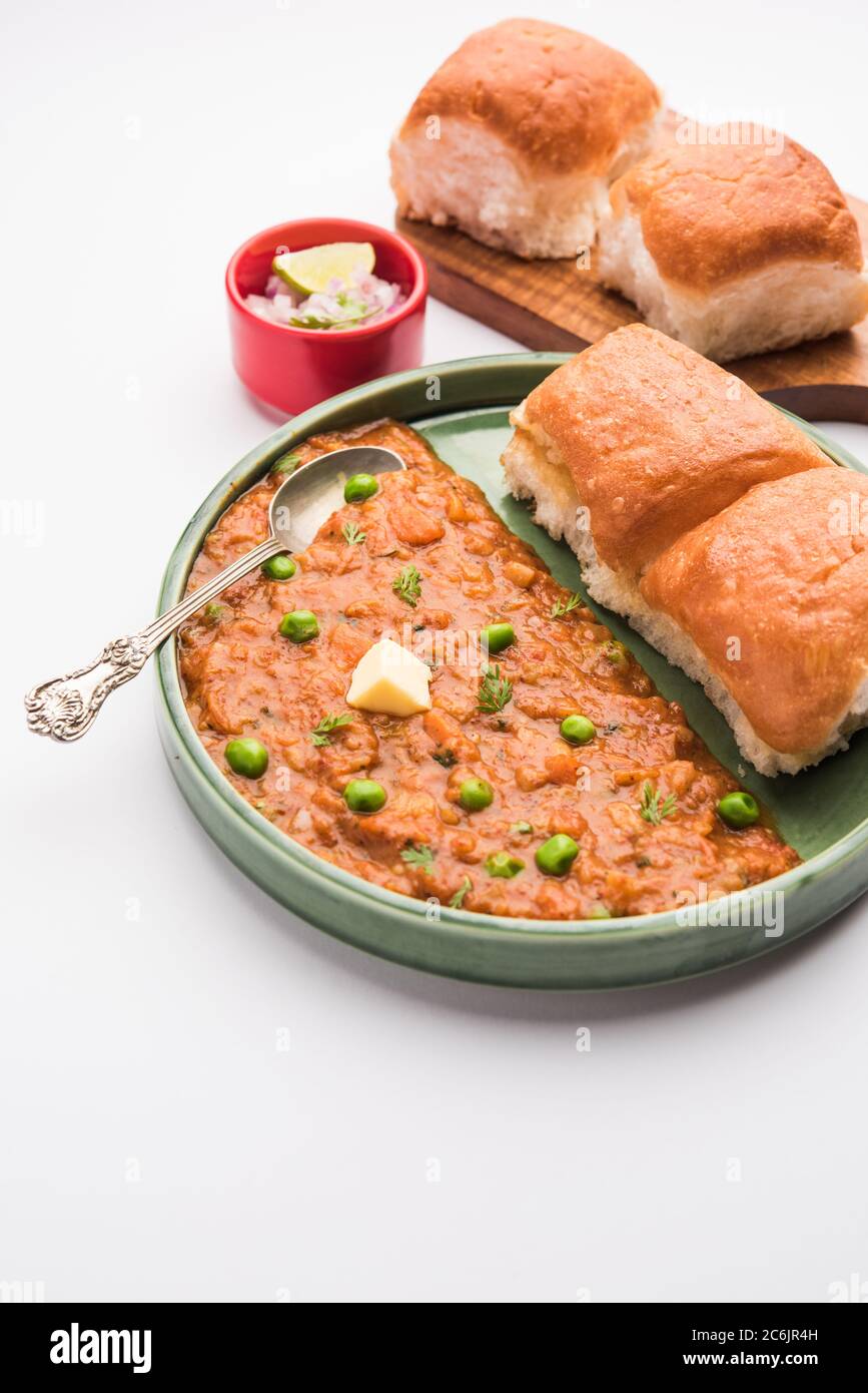 Mumbai Stil Pav bhaji ist ein Fast-Food-Gericht aus Indien, besteht aus einem dicken Gemüse Curry mit einem weichen Brötchen serviert, serviert auf einem Teller Stockfoto