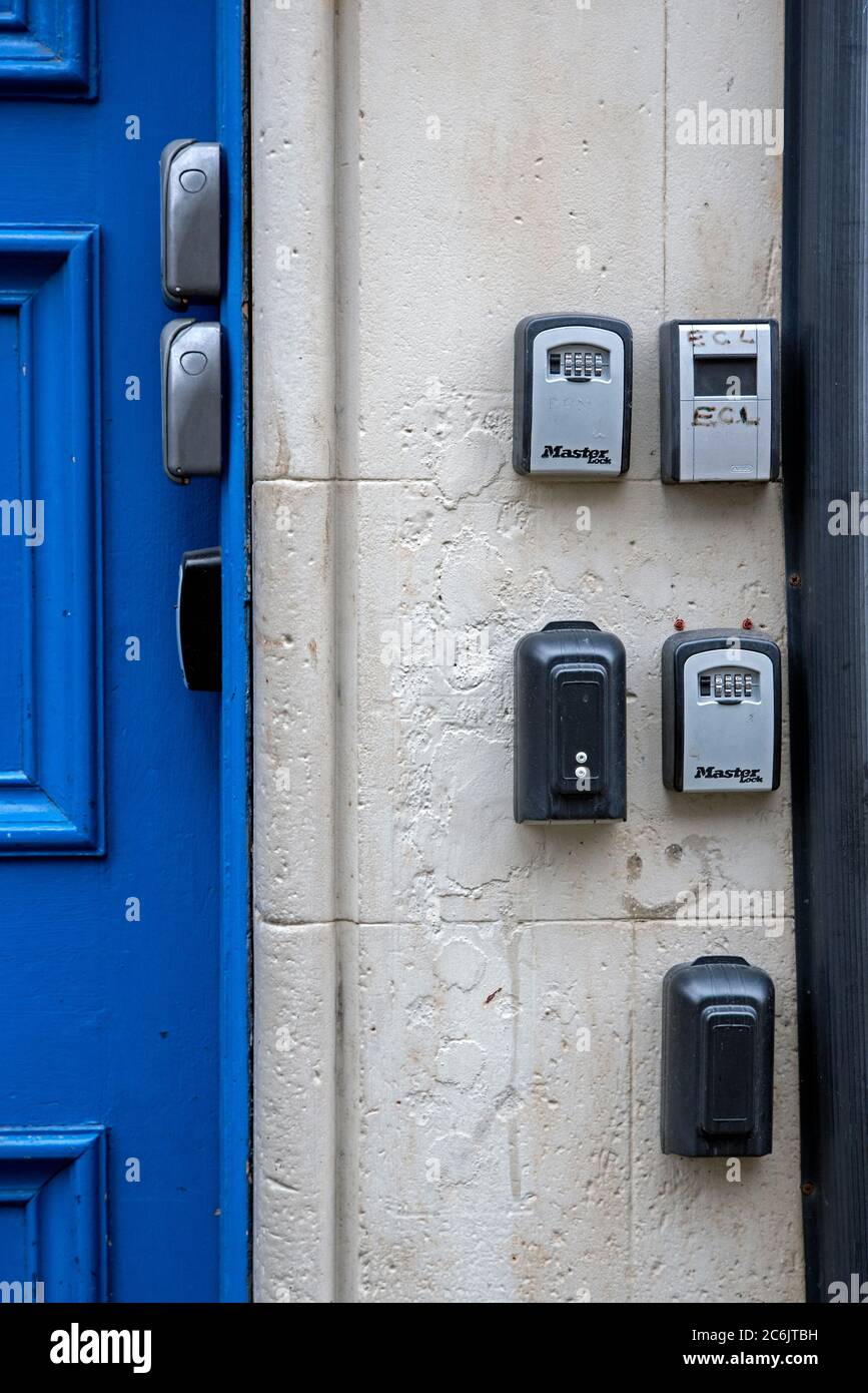 8 Schlüssel Safes für Airbnb oder kurzfristige Lets am Eingang zu einer Treppe in der Altstadt, Edinburgh, Schottland, Großbritannien. Stockfoto