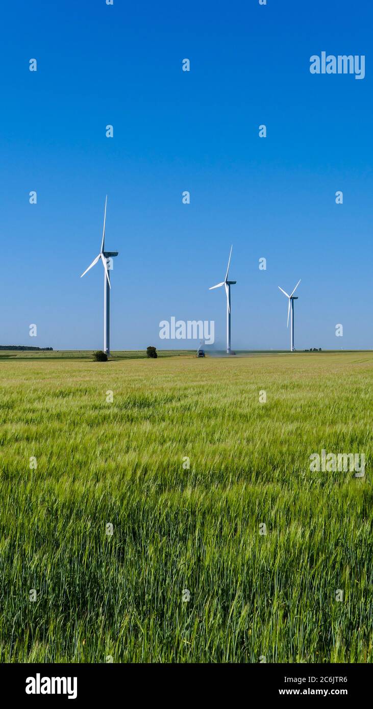 Saclas, Frankreich. Mai 31. 2020. Die Windturbine war auf einem Feld auf dem Land aufgestellt. Struktur, die mit dem Wind arbeitet. Konzept für erneuerbare Energien. Stockfoto