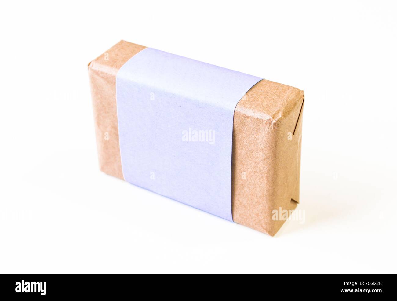 Elegantes Seifenstück isoliert. Papierverpackung Verpackung blank mockup Stockfoto