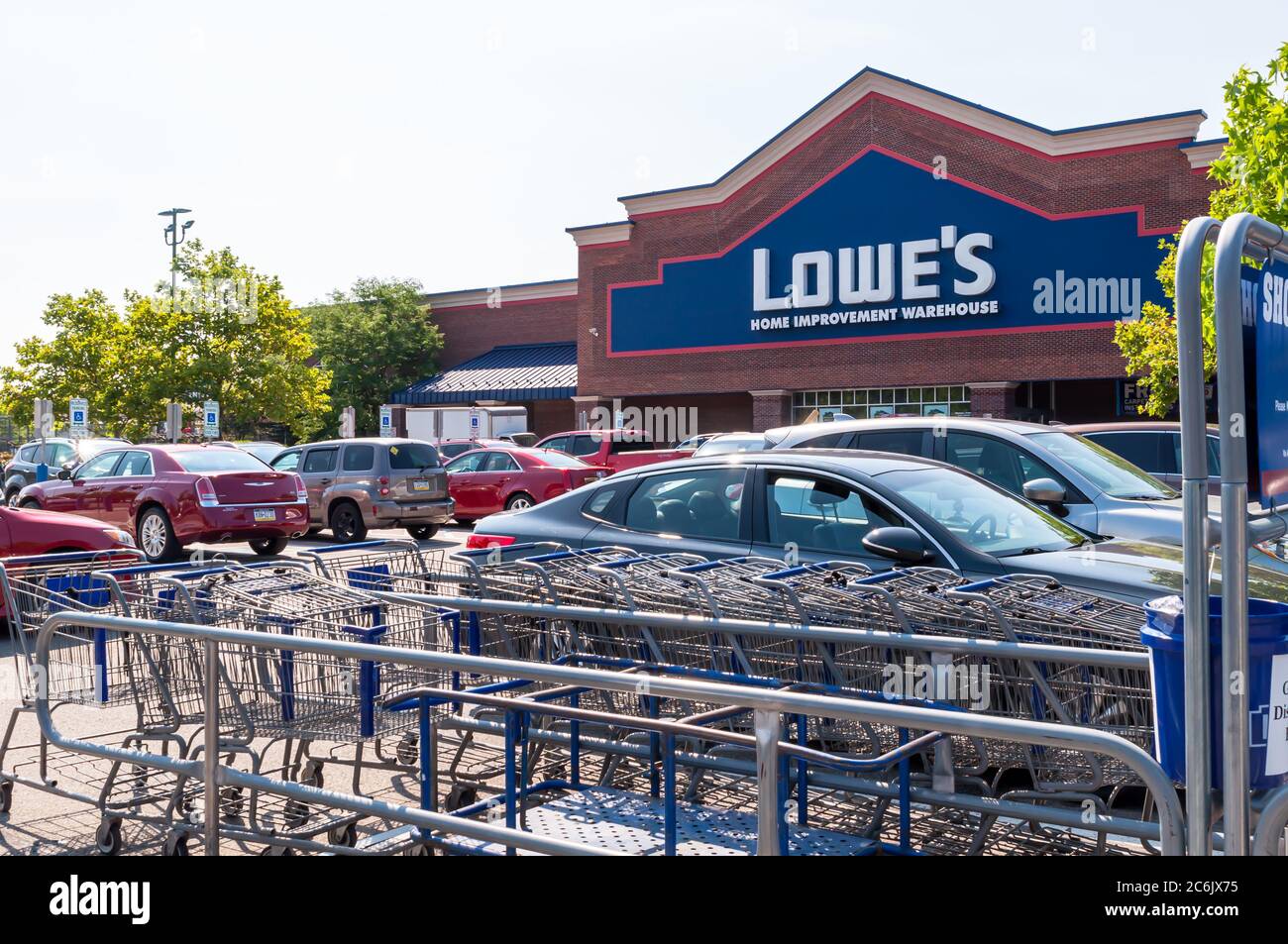 Einkaufswagen und geparkte Autos vor dem Lowe's Store im Waterfront Shopping Complex, Homestead, Pennsylvania, USA Stockfoto