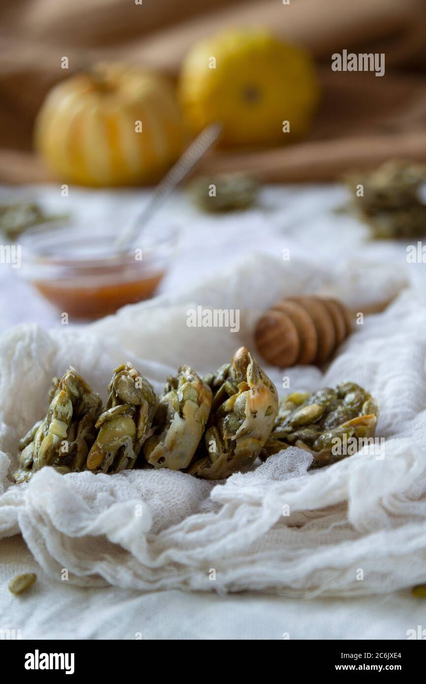 Bio-Süßigkeiten mit Kürbiskernen. Fitness-Cookies auf einer Leinentischdecke. Einfarbige Farben Stockfoto