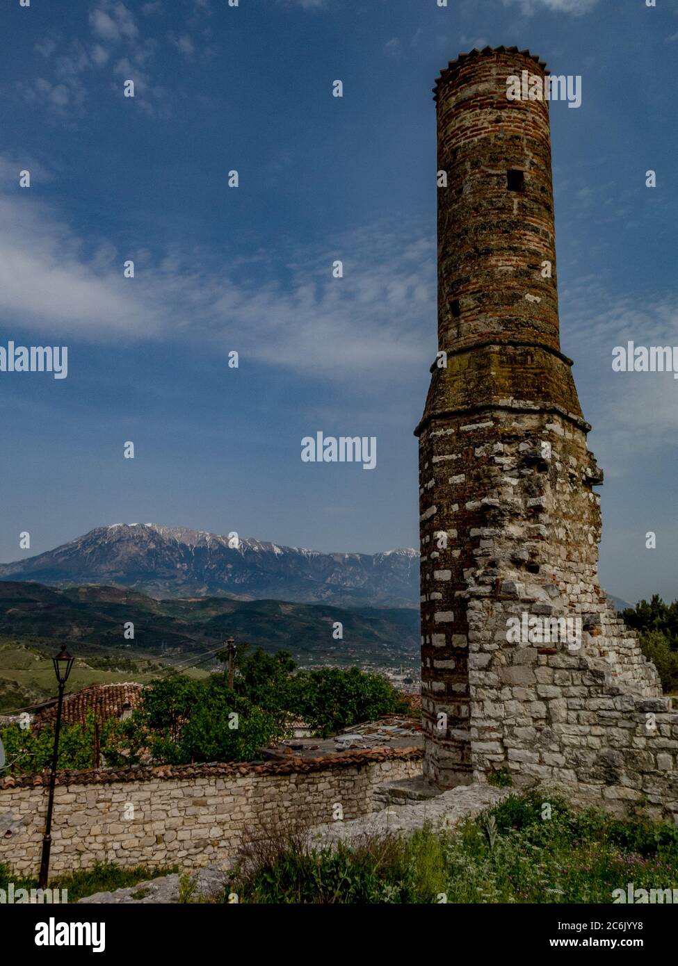 Berat Castle, Albanien, historische byzantinische Festungsruinen mit Blick auf das Tomorr-Gebirge Stockfoto