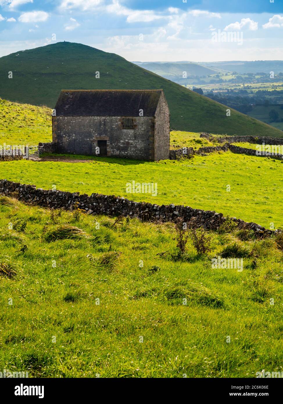 Feldscheune in typischer Peak District Landschaft in der Nähe von Earl Sterndale Derbyshire England Stockfoto