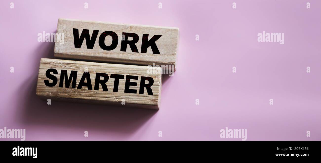 Arbeiten Sie Smarter Worte auf Holzblöcke. Business Selbstmotivation Konzept. Stockfoto