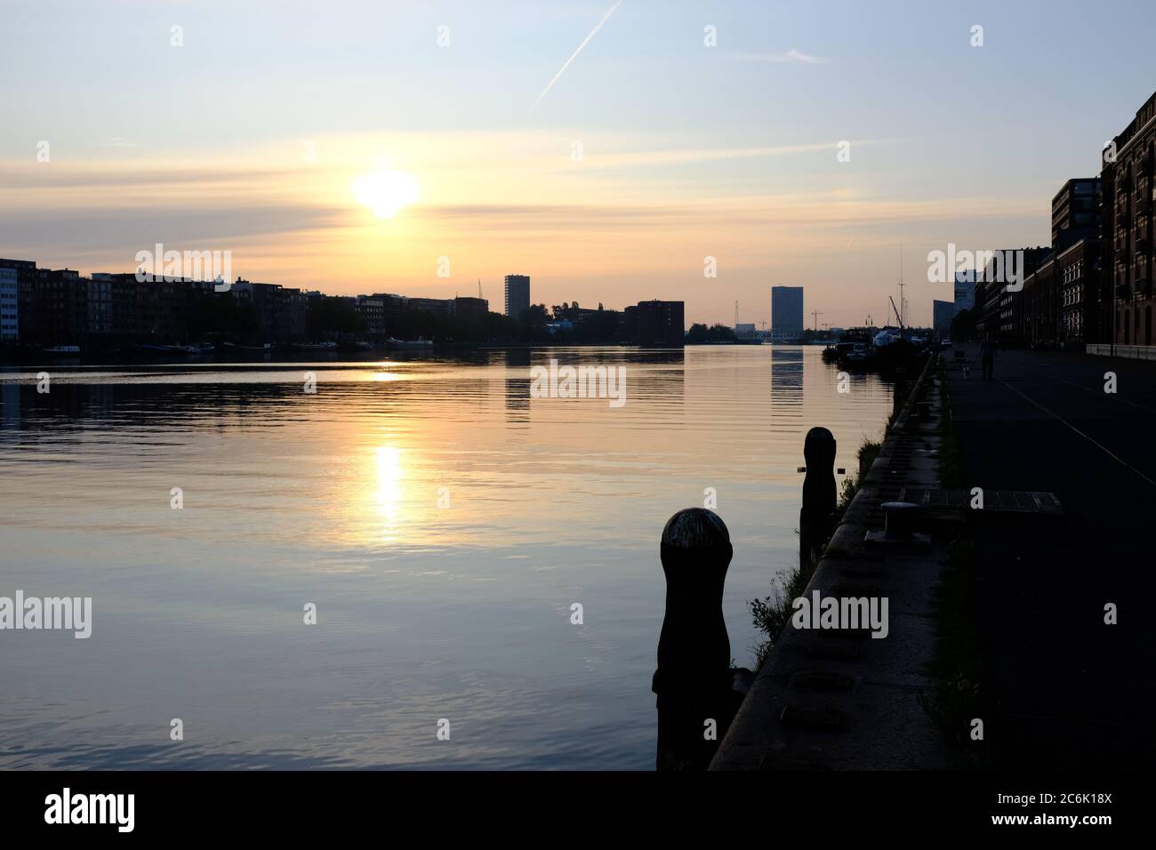 Moderne Gebäude an der Veemkade am Fluss IJ im Zentrum von Amsterdam Stockfoto