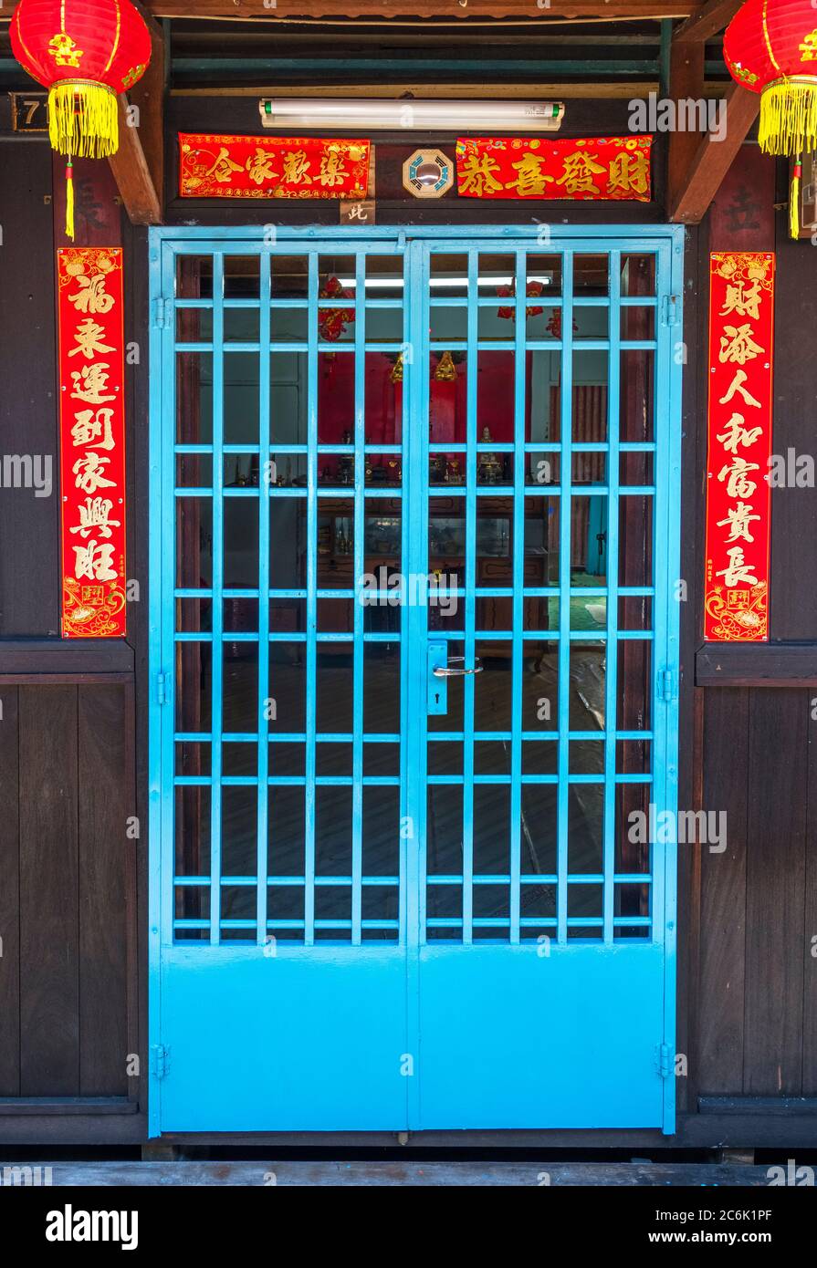 Blauer Eingang am Chew Jetty, einem der chinesischen Clan-Anlegestellen, Weld Quay, George Town, Penang, Malaysia Stockfoto