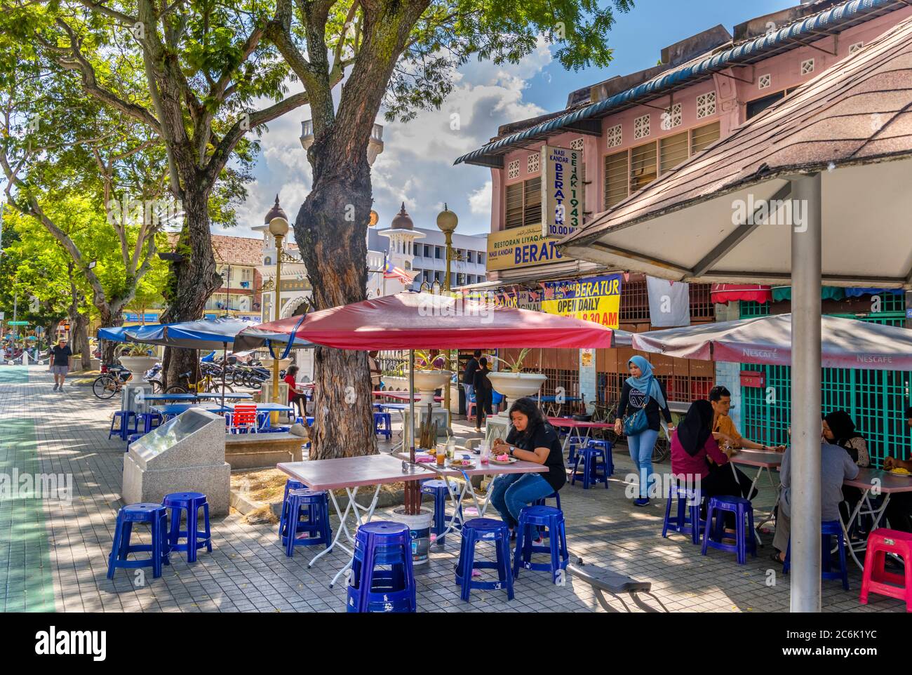 Straßencafé auf Jalan Masjid Kapitan Keling im alten Kolonialviertel, George Town, Penang, Malaysia Stockfoto