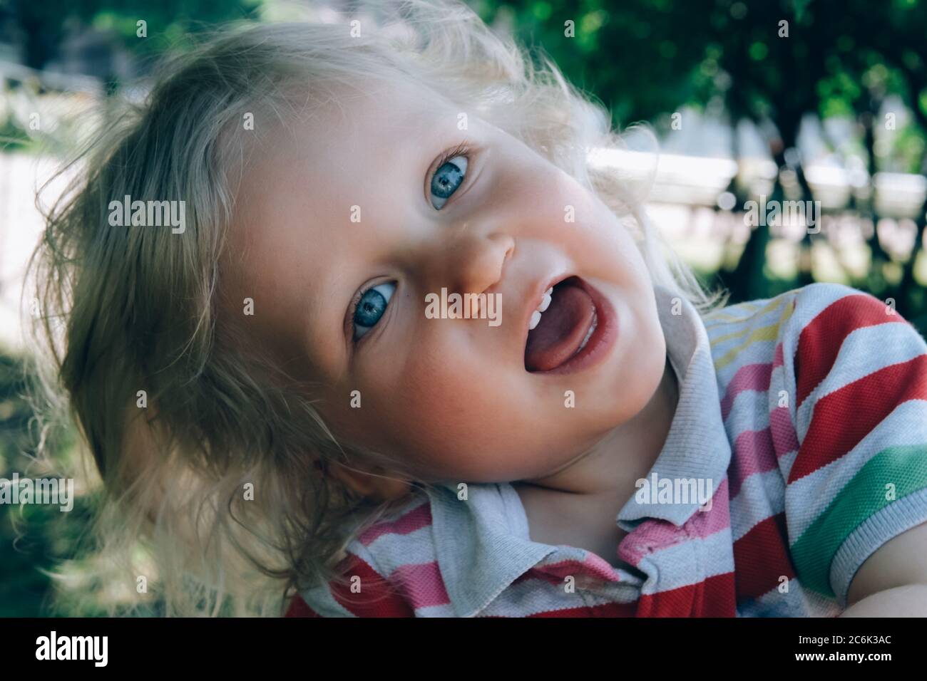 Junge Mit Blonden Haaren Und Blauen Augen Junge mit blonden haaren -Fotos und -Bildmaterial in hoher Auflösung