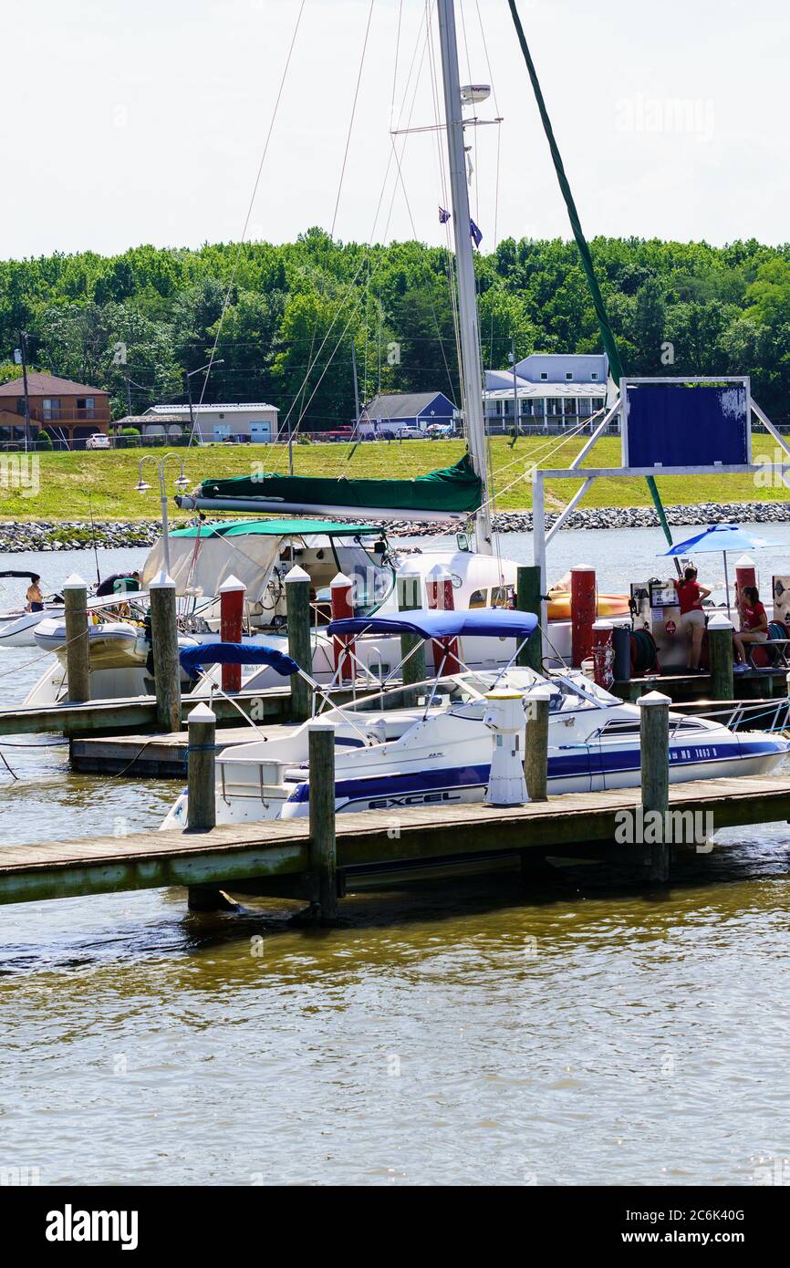 Chesapeake City, MD, USA - Juni 28. 2020: Boote, die auf dem Chesapeake und Delaware Canal andocken. Stockfoto