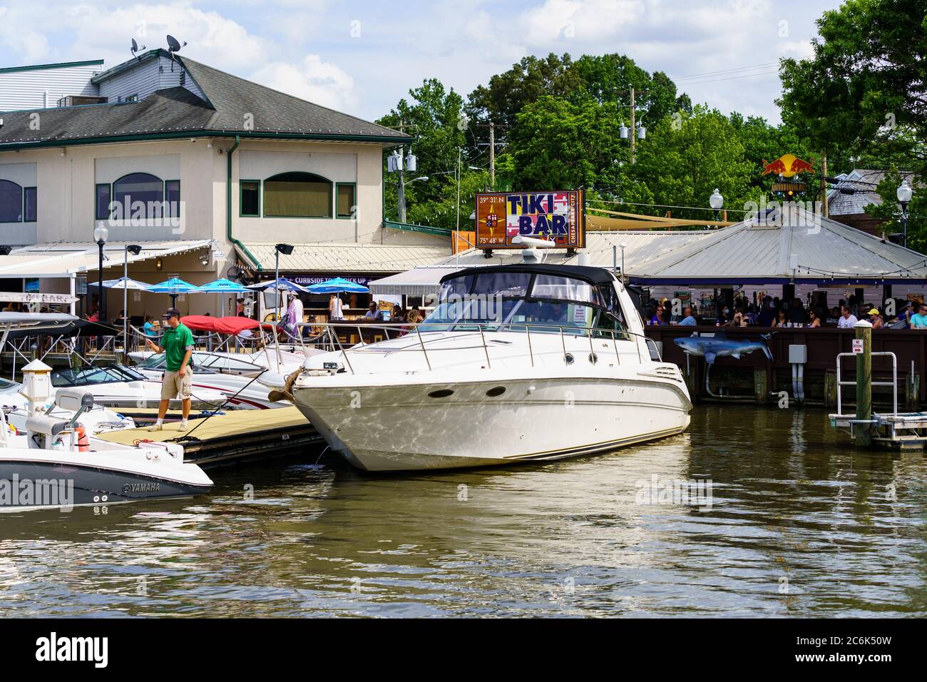 Chesapeake City, MD, USA - Juni 28. 2020: Boote, die auf dem Chesapeake und Delaware Canal andocken. Stockfoto