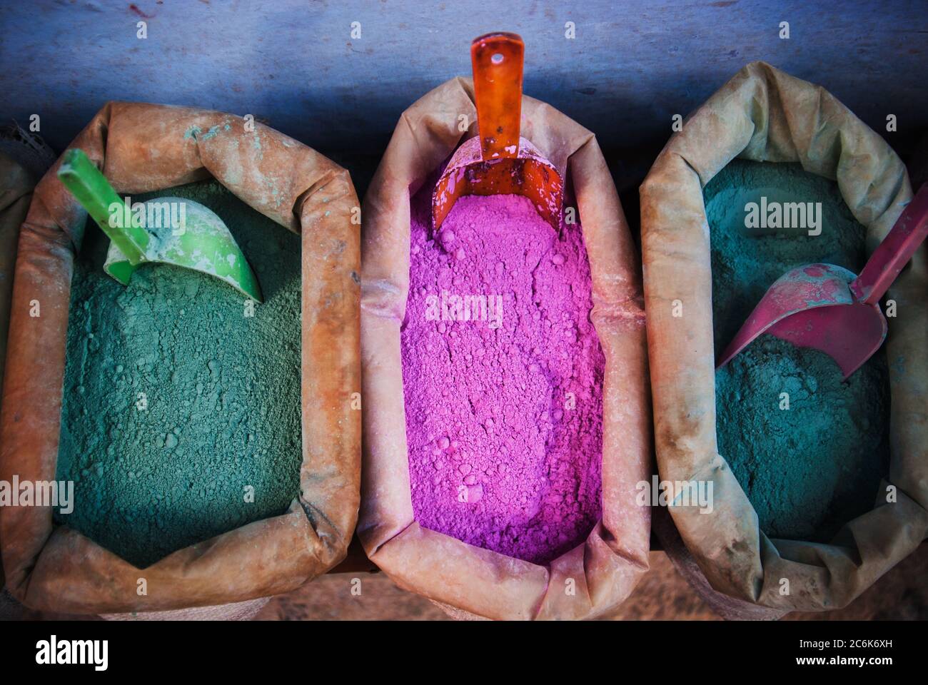 Farbige Pigmente auf einem Markt in Chefchaouen, Atlasgebirge, Marokko Stockfoto