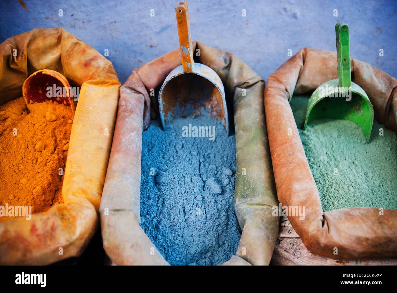 Farbige Pigmente auf einem Markt in Chefchaouen, Atlasgebirge, Marokko Stockfoto