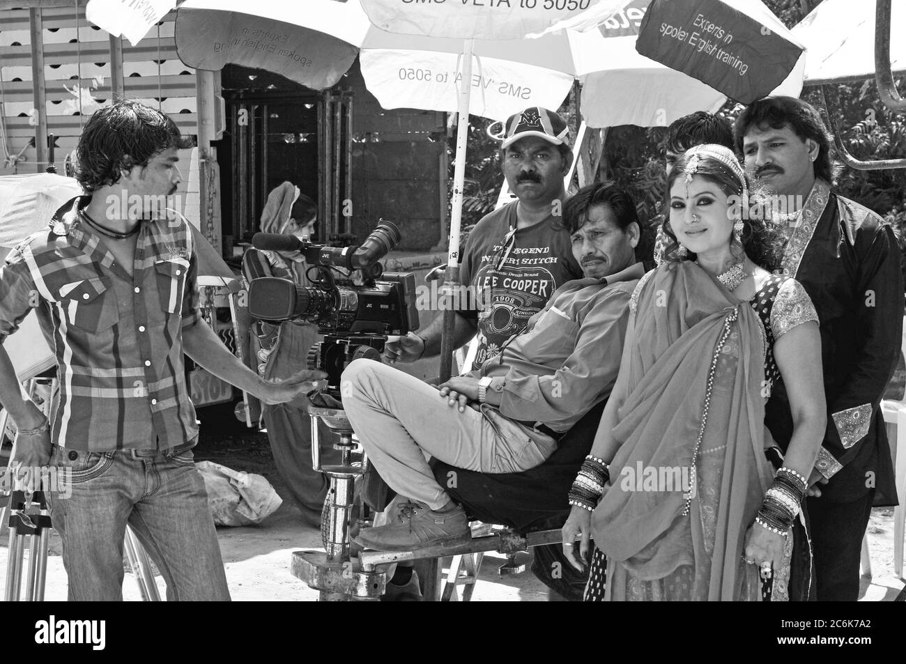 Indische Filmcrew am Set in Gujarats Salzwüste Little Rann of Kutch - Indian Movie Crew am Set in Gujarats salziger Wüste Little Rann of Kutch Stockfoto