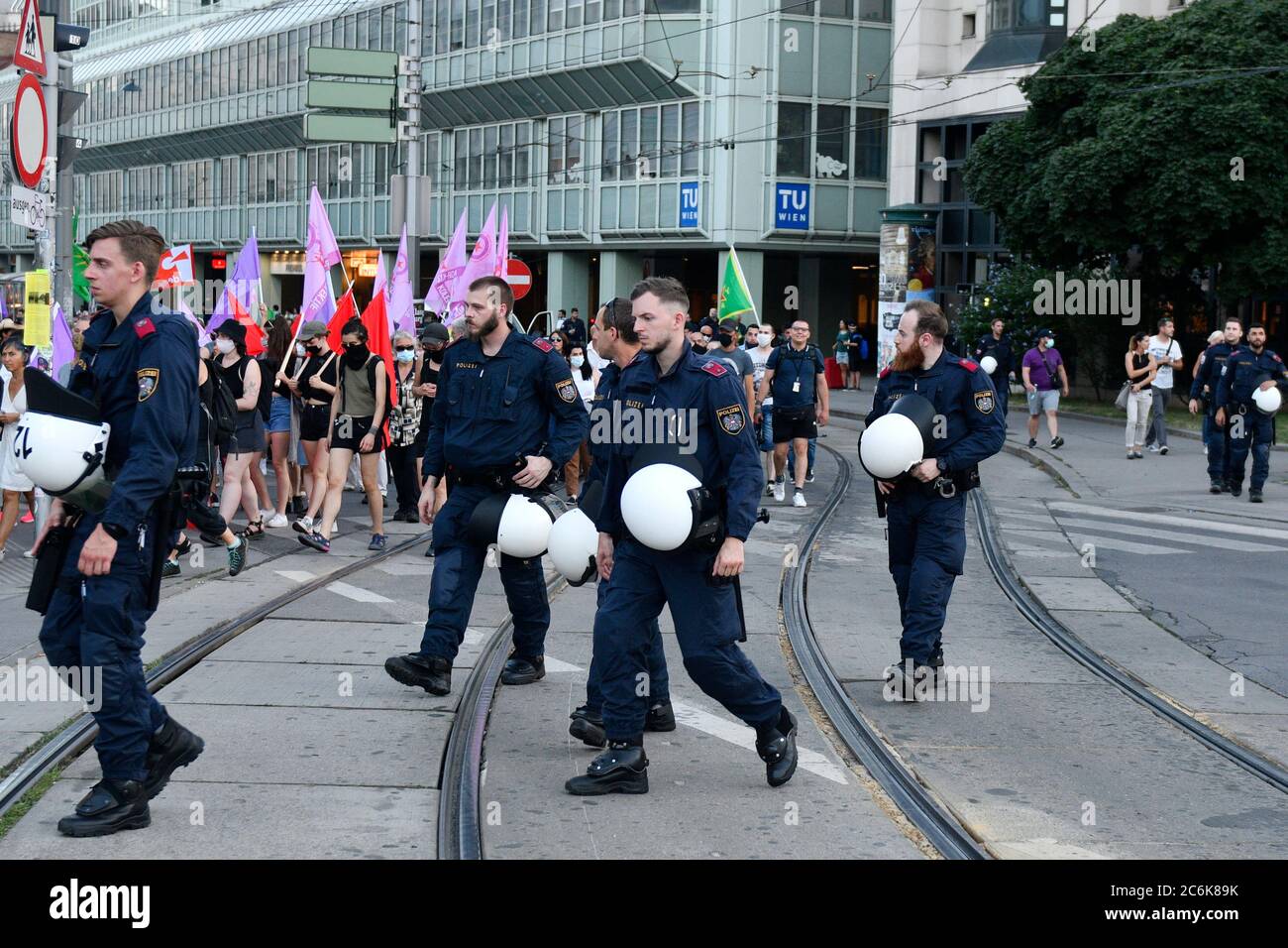 Wien, Österreich. Juli 2020. Im Vorfeld der heutigen Demonstration, der Allianz Antifaschistischen Solidarität "Gegen Faschismus, Rassismus und Frauengewalt", kündigte Innenminister Karl Nehammer an, dass die ersten Verdächtigen der vergangenen Unruhen bereits untersucht worden seien. Hunderte von Polizisten werden ebenfalls vor Ort sein, um diese Demonstration zu machen. Quelle: Franz Perc / Alamy Live News Stockfoto