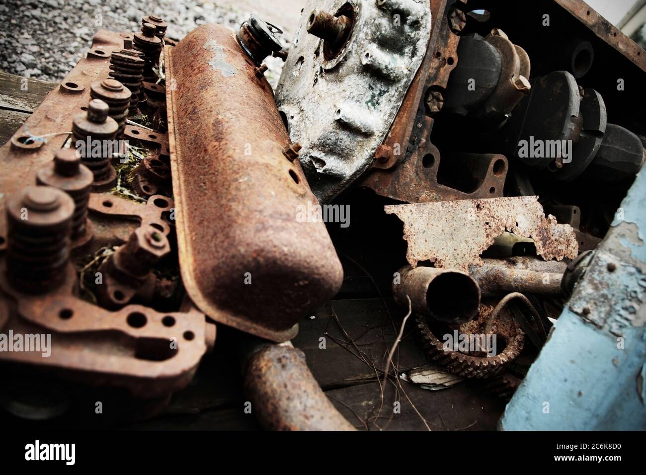 Komponenten des alten demontierten 4-Zylinder-Motors. Stockfoto