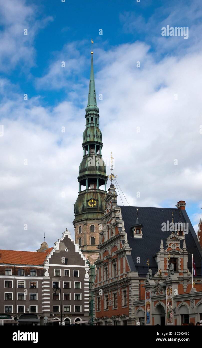 Zentraler Rigaer Platz mit Haus der Schwarzhäupter und St. peter-Kathedrale, Lettland Stockfoto