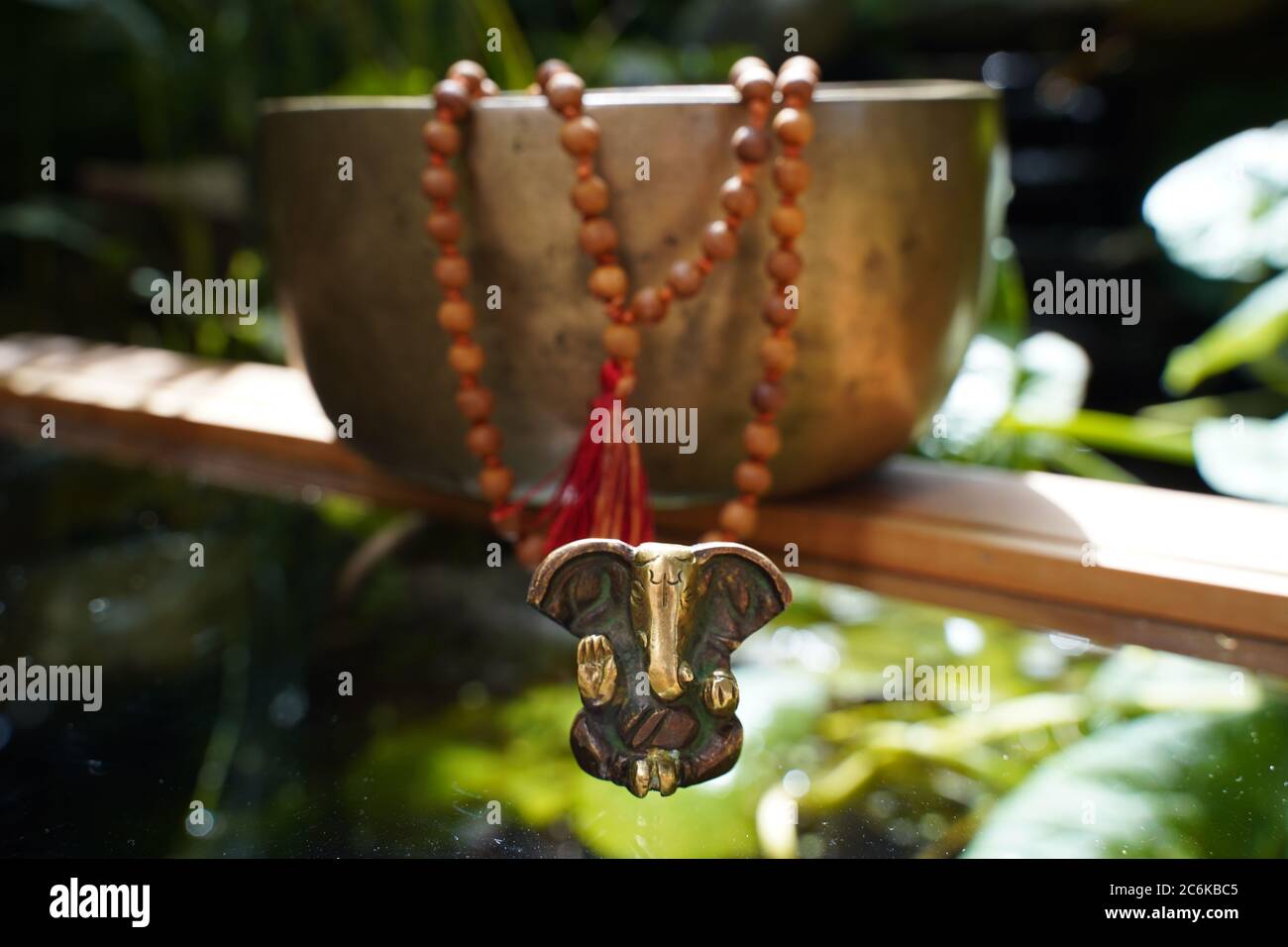 Tibetische Klangschale Nahaufnahme mit schönen woodon Mala und Ganesha Gottheit für Klangheilung Stockfoto