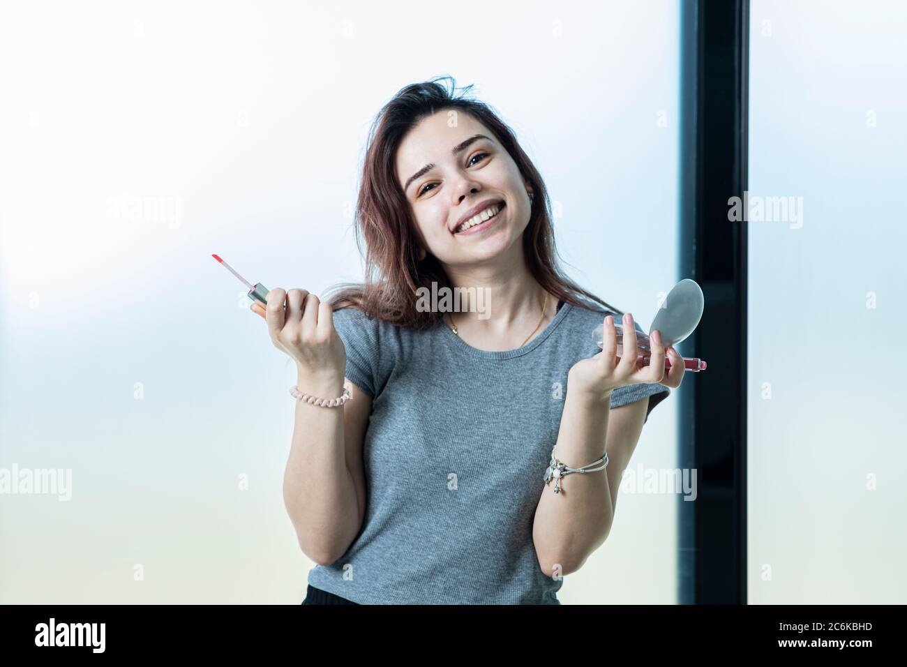 Weibliches Modell mit rotem Lippenstift Stockfoto