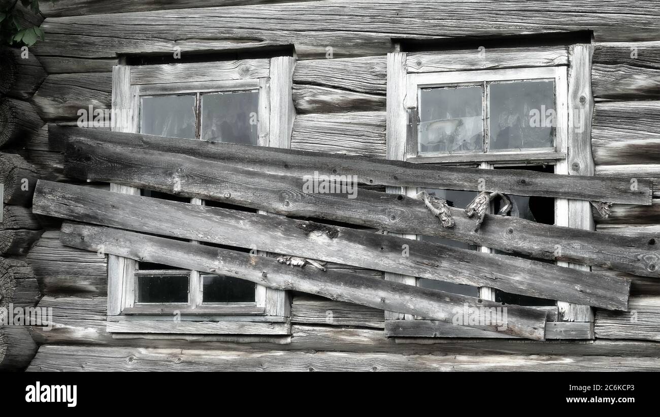 Altes Holzhaus in Archangelsk Region, ein Wohndorf Haus in einem Walddorf, verlassene Menschen und vernagelt Haus. Russland Stockfoto