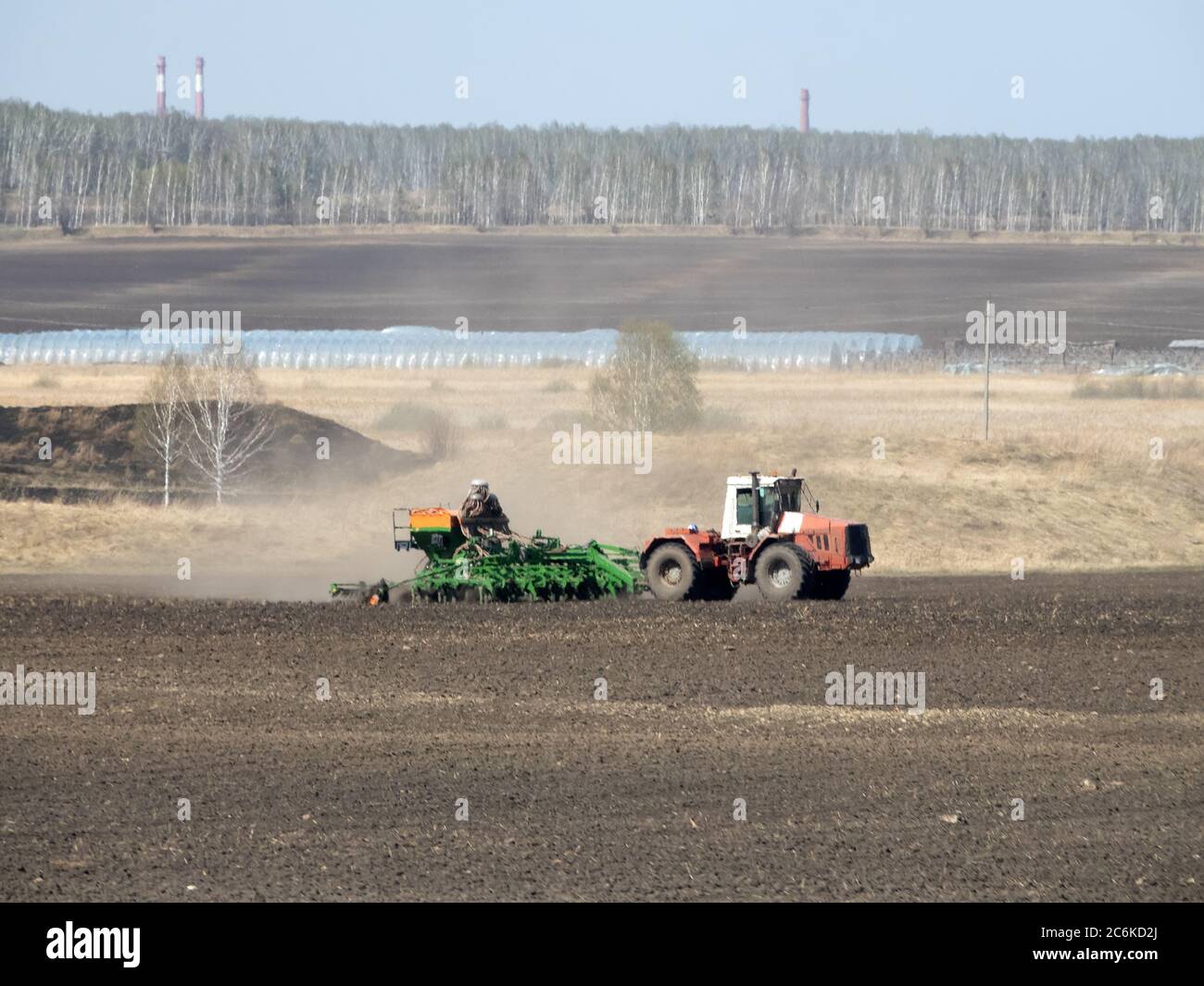 Aussaat im Süden Russlands. Traktor und Sämaschine im Frühjahr Stockfoto