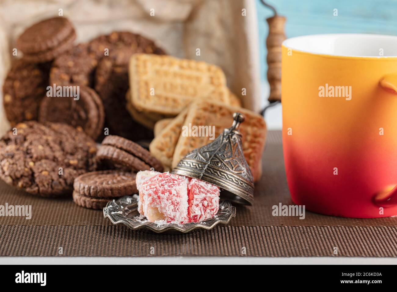 Kakao und ungesalzene Butterkekse mit einer Tasse Getränk Stockfoto