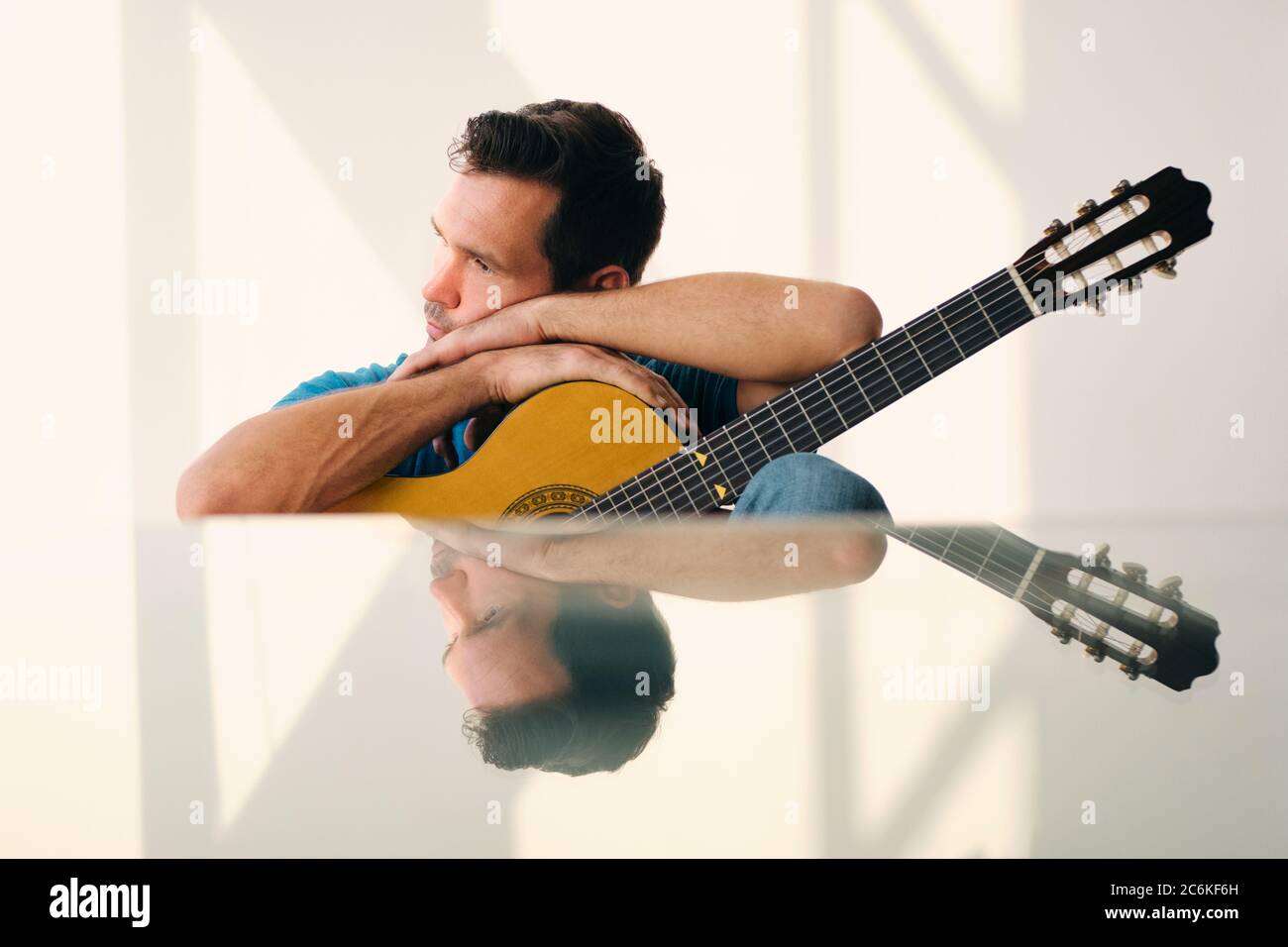 Musiker Mit Gitarre Gefühl Uninspiriert Und Mangel An Kreativität Stockfoto
