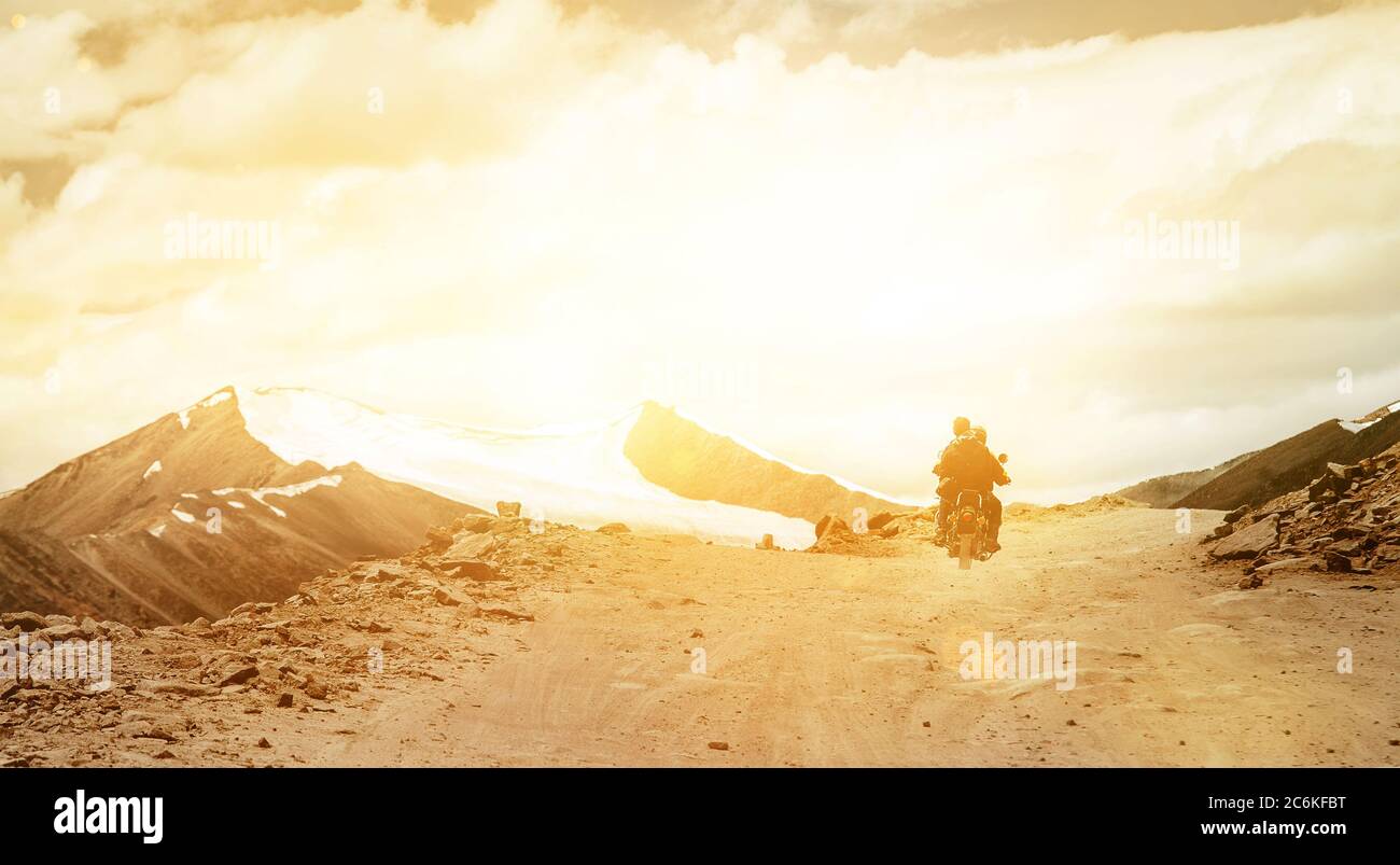Motobike Reisende fahren auf der Bergpassstraße im indischen Himalaya Stockfoto