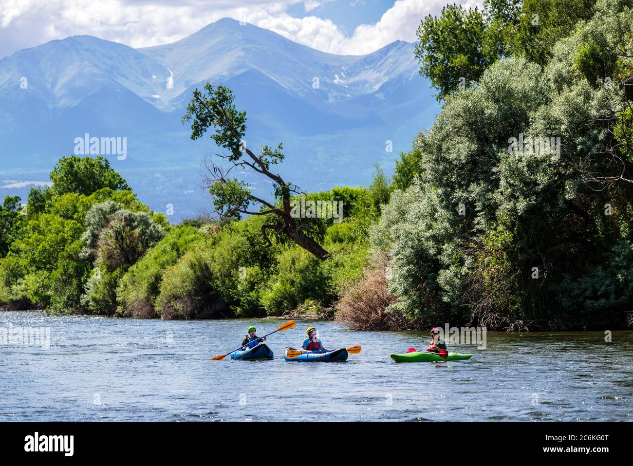 Touristen paddeln aufblasbare Kajaks, Arkansas River, Salida, Colorado, USA Stockfoto