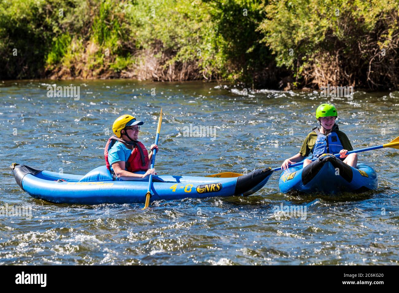 Touristen paddeln aufblasbare Kajaks, Arkansas River, Salida, Colorado, USA Stockfoto