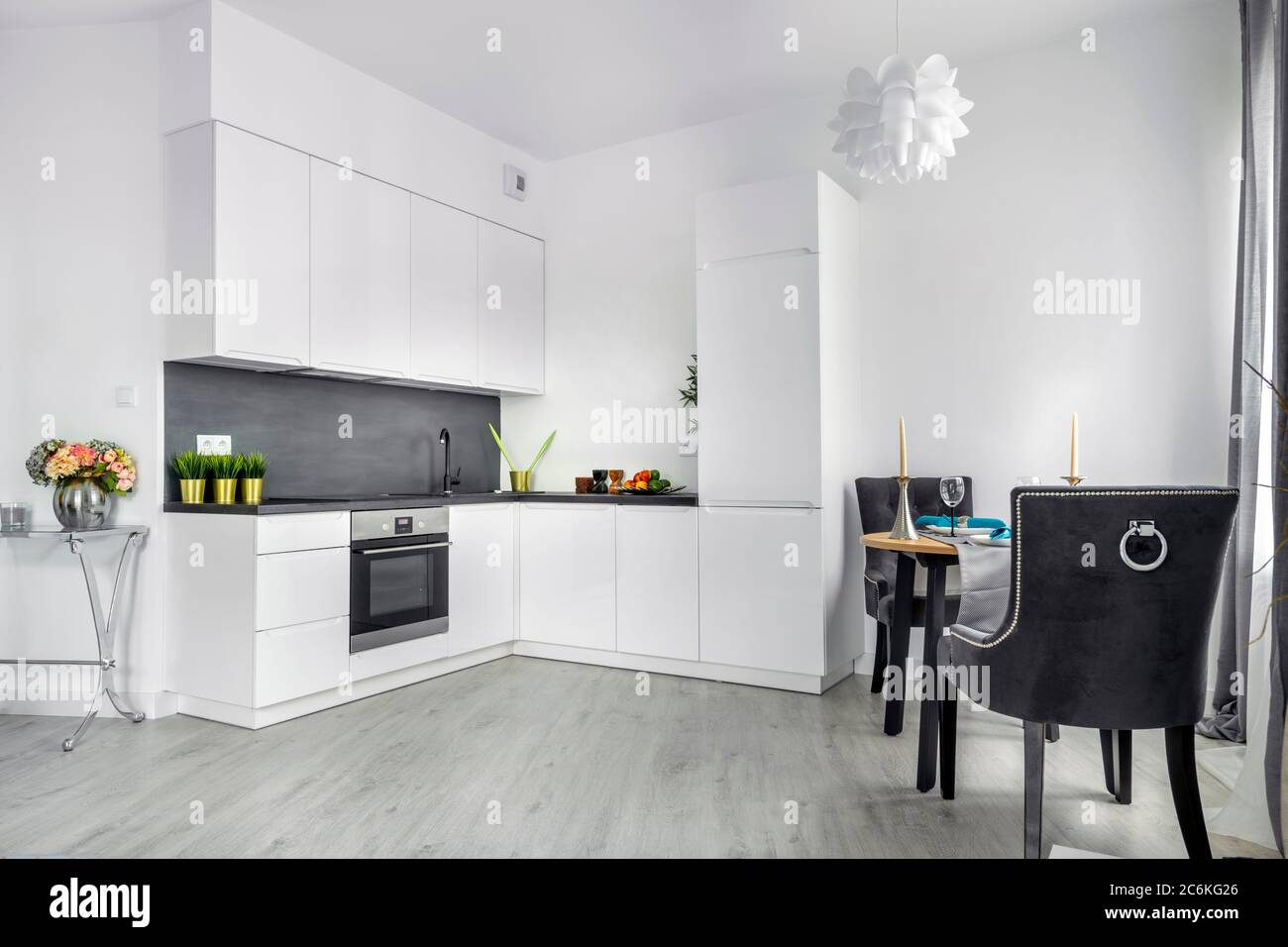 Moderne Inneneinrichtung Wohnzimmer Mit Offener Kuche In Kleiner Wohnung Stockfotografie Alamy