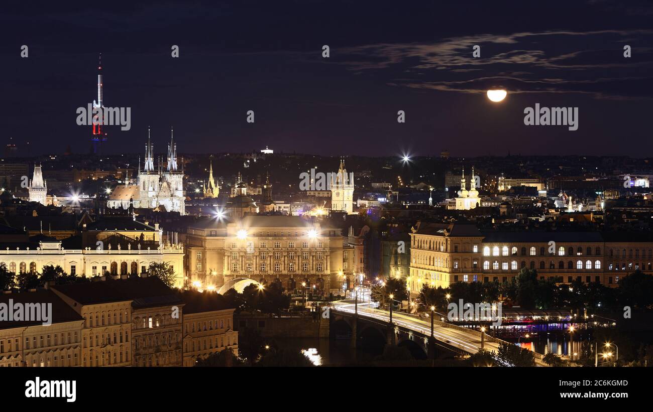 Prager Stadtbild bei Vollmondnacht, Tschechische Republik. Stockfoto