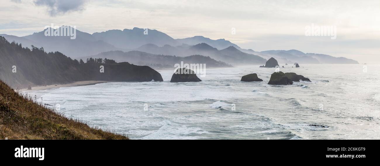 Blick nach Süden vom Ecola State Park in Richtung Crescent Beach und Canon Beach, Oregon, USA. Stockfoto