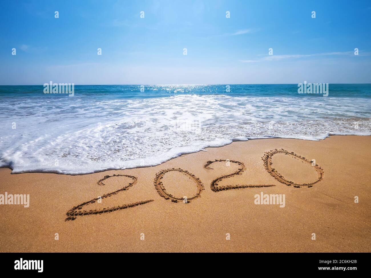 Happy New Year 2020 kommt Konzept tropischen Ozean Sandstrand Schriftzug. Exotische Neujahrsfeier Konzept Bild. Stockfoto