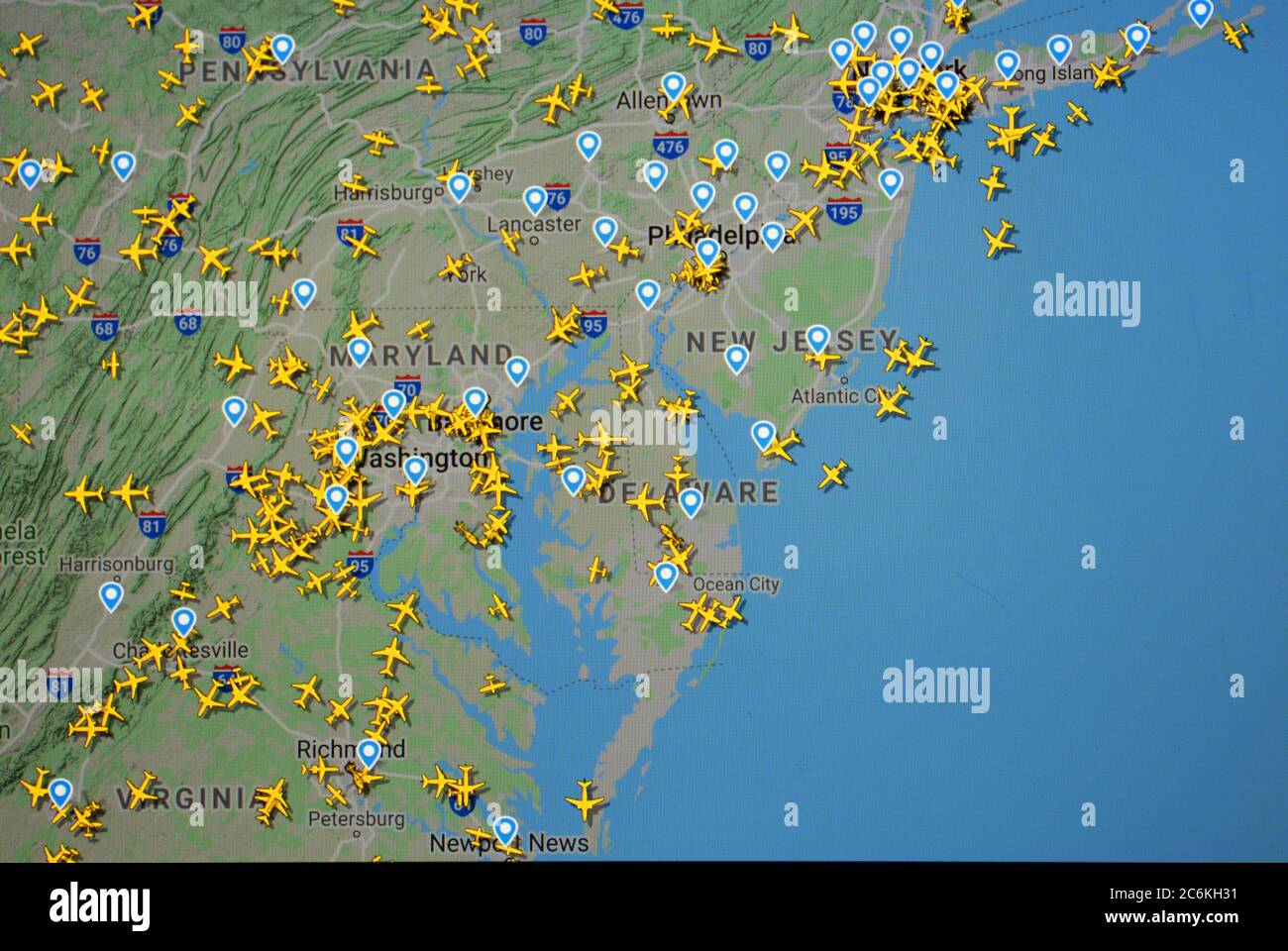 Flugverkehr über Ostküste der USA (10. juli 2020, UTC 19.17) im Internet mit Flightradar 24-Standort, während der Coronavirus-Pandemie-Periode Stockfoto