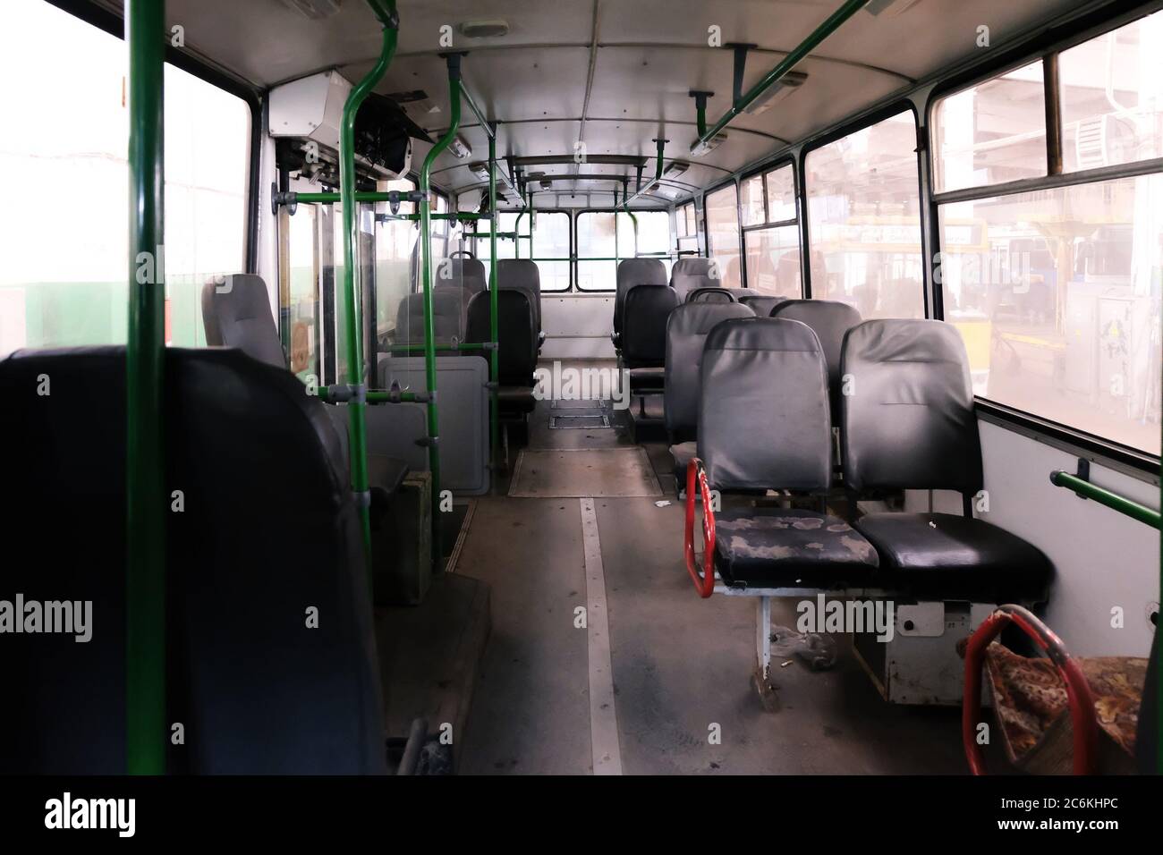 Alte russische Bus- oder Trolleybus-Kabine Innenraum Stockfoto