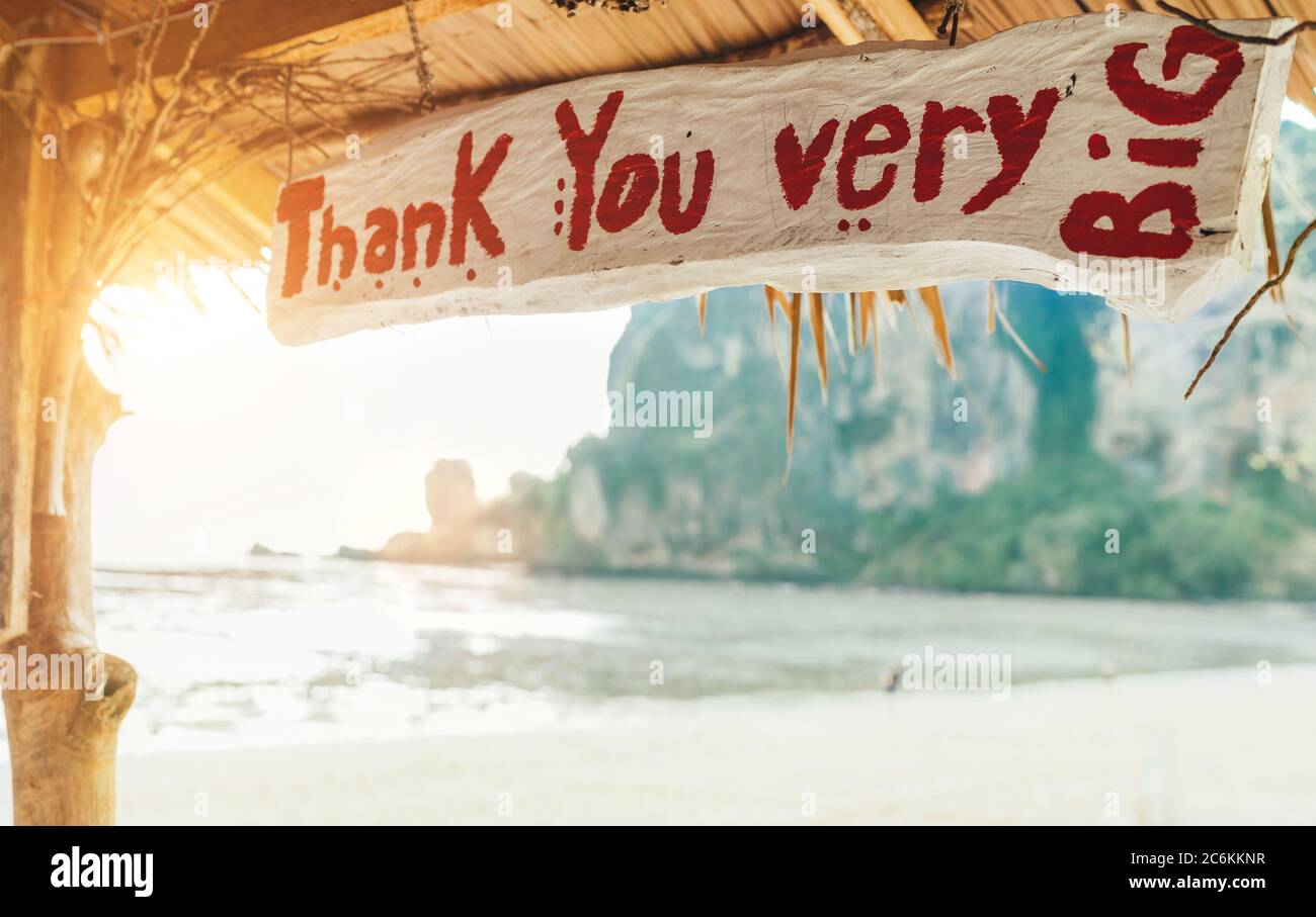 'Danke sehr GROSS' Schild in einem exotischen Bungalow am sandigen Thai Strand. Bild eines tropischen Urlaubskonzepts. Stockfoto