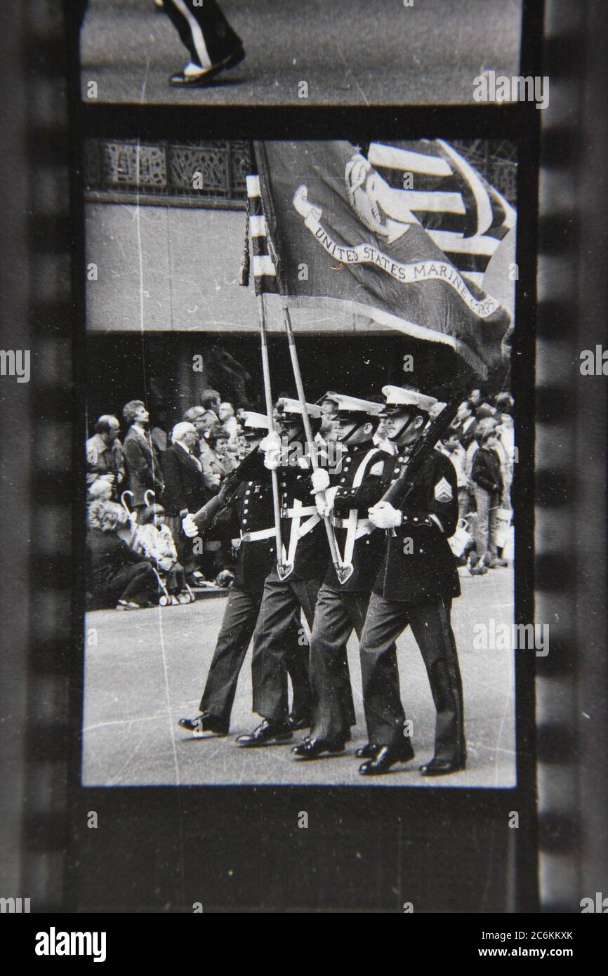 Feine 70er Jahre Vintage Kontaktdruck Schwarz-Weiß-Fotografie von US Marines marschieren in einer Innenstadt von Chicago Parade. Stockfoto