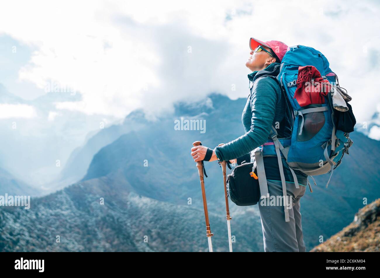 Junge Wandererin Backpacker weiblich genießen die Tal-und Bergblick während der Höhenwanderung Akklimatisierung. Everest Base Camp Trekkingroute, Nepa Stockfoto