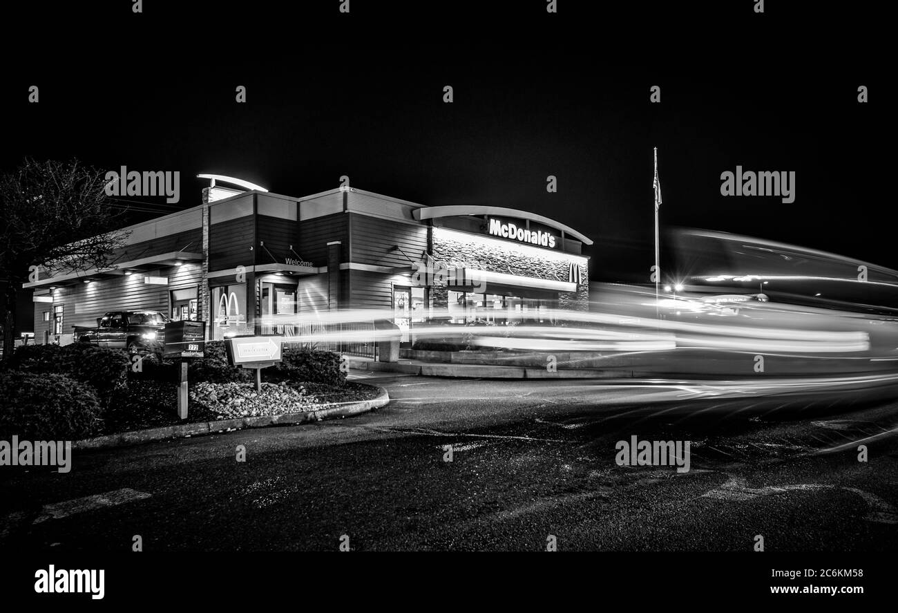McDonald's Restaurant in Coos Bay, Oregon, abends, schwarz-weiß Stockfoto