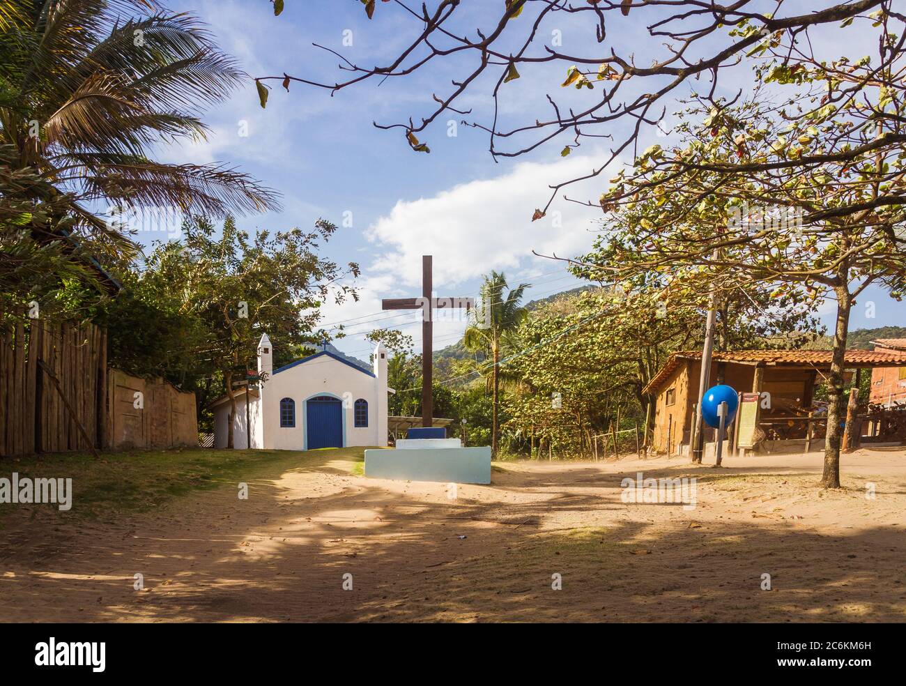 Alte Kirche in einer brasilianischen traditionellen Gemeinde in Ilhabela, São Paulo, Brasilien Stockfoto Alte Kirche in einer brasilianischen traditionellen Gemeinde in Ilhabela, São Paulo, Brasilien Stockfoto