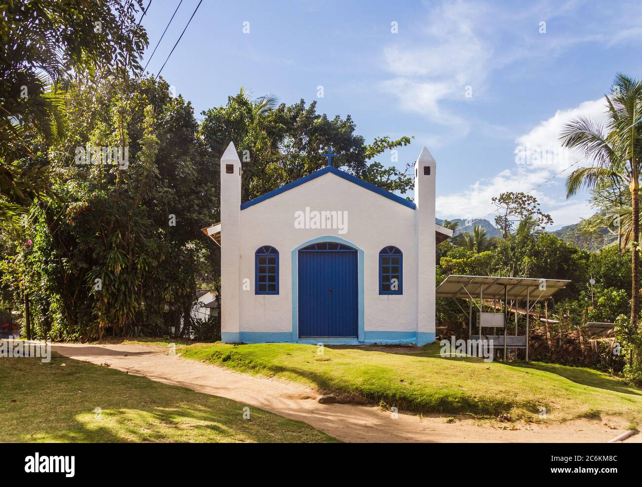 Alte Kirche in einer brasilianischen traditionellen Gemeinde in Ilhabela, São Paulo, Brasilien Stockfoto Alte Kirche in einer brasilianischen traditionellen Gemeinde in Ilhabela, São Paulo, Brasilien Stockfoto