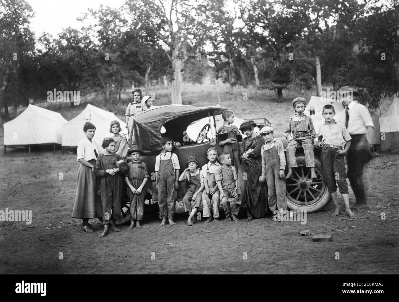 Gruppenporträt von Kindern im Kiddie Camp finanziert und gepflegt vom American Red Cross, Kern County, Kalifornien, USA, American Red Cross Collection, September 1920 Stockfoto