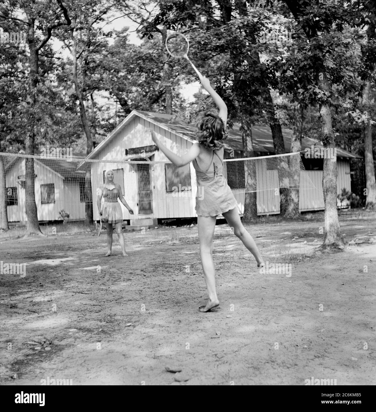 Zwei Mädchen spielen Badminton, National Music Camp, Interlochen, Michigan, USA, Arthur S. Siegel, U.S. Farm Security Administration, August 1942 Stockfoto