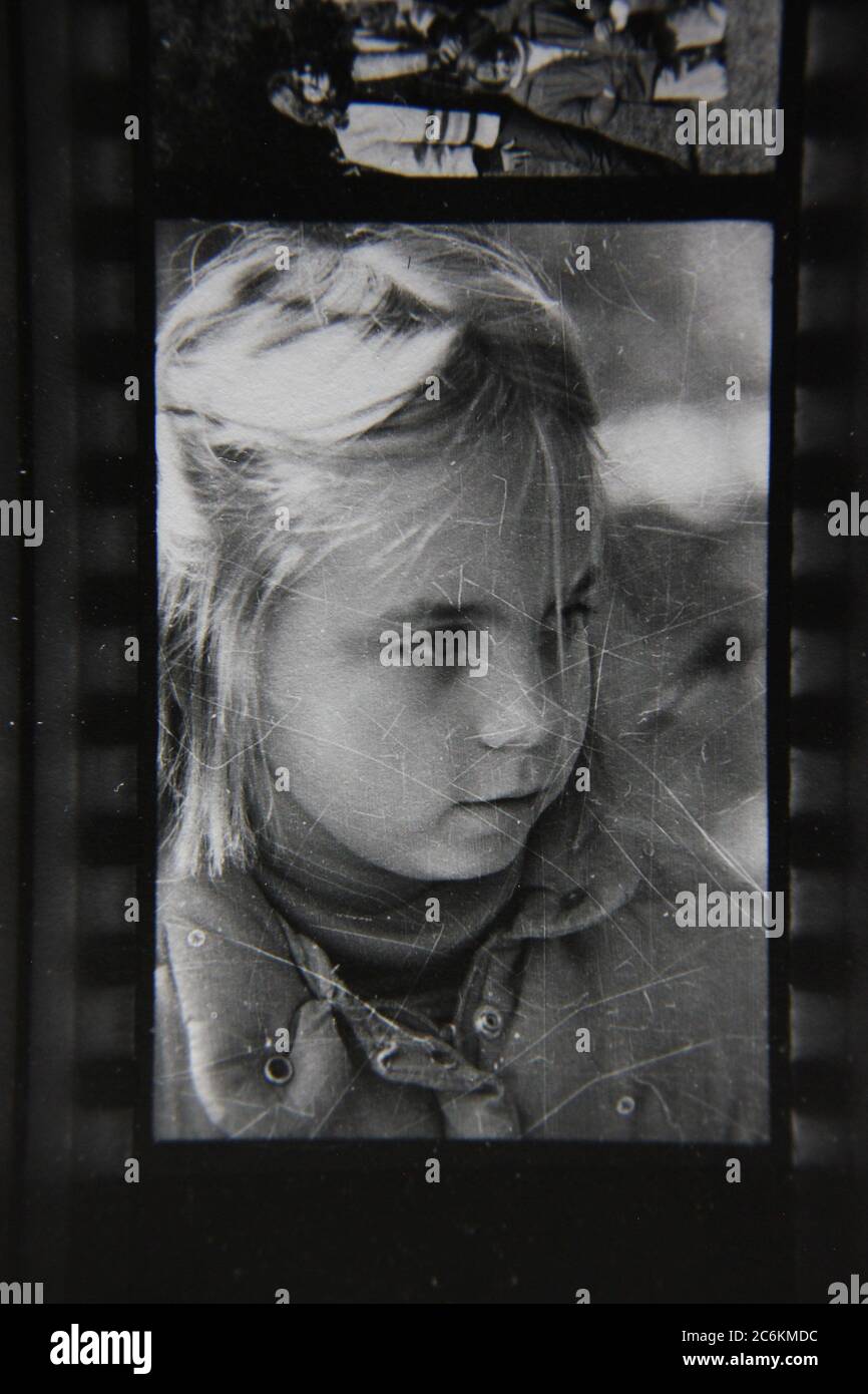 Fine 70s vintage Kontaktdruck schwarz-weiß Fotografie Kopf von einem jungen osteuropäischen Mädchen. Stockfoto